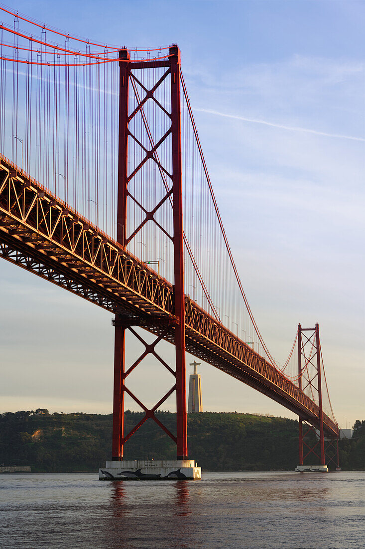 Die Brücke des 25. April überspannt den Tejo, Lissabon, Portugal.