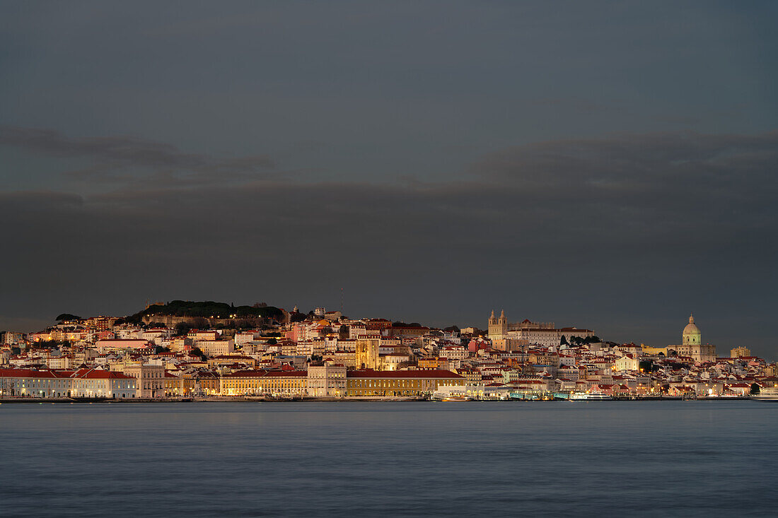 Sonnenuntergang am Tejo, Lissabon, Portugal.