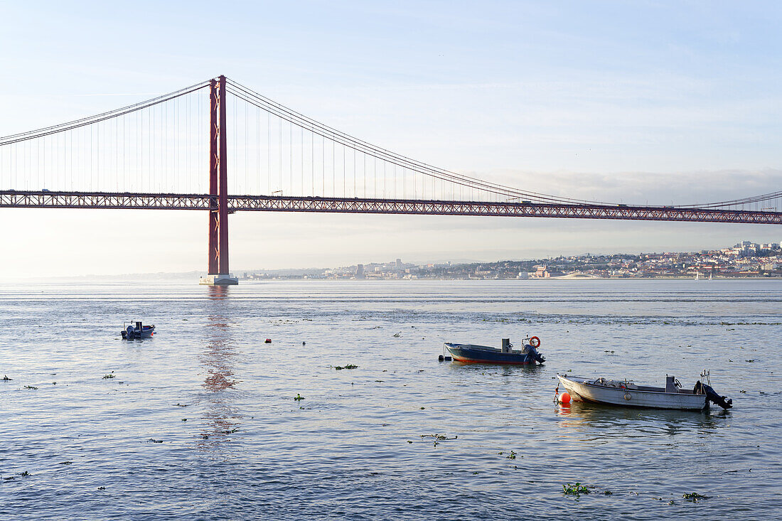 Die Brücke des 25.April über den Tejo, Lissabon, Portugal.