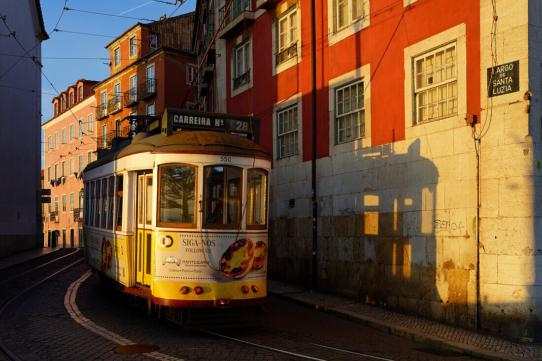 Eine Strassenbahn passiert Castelo, Lissabon, Portugal.