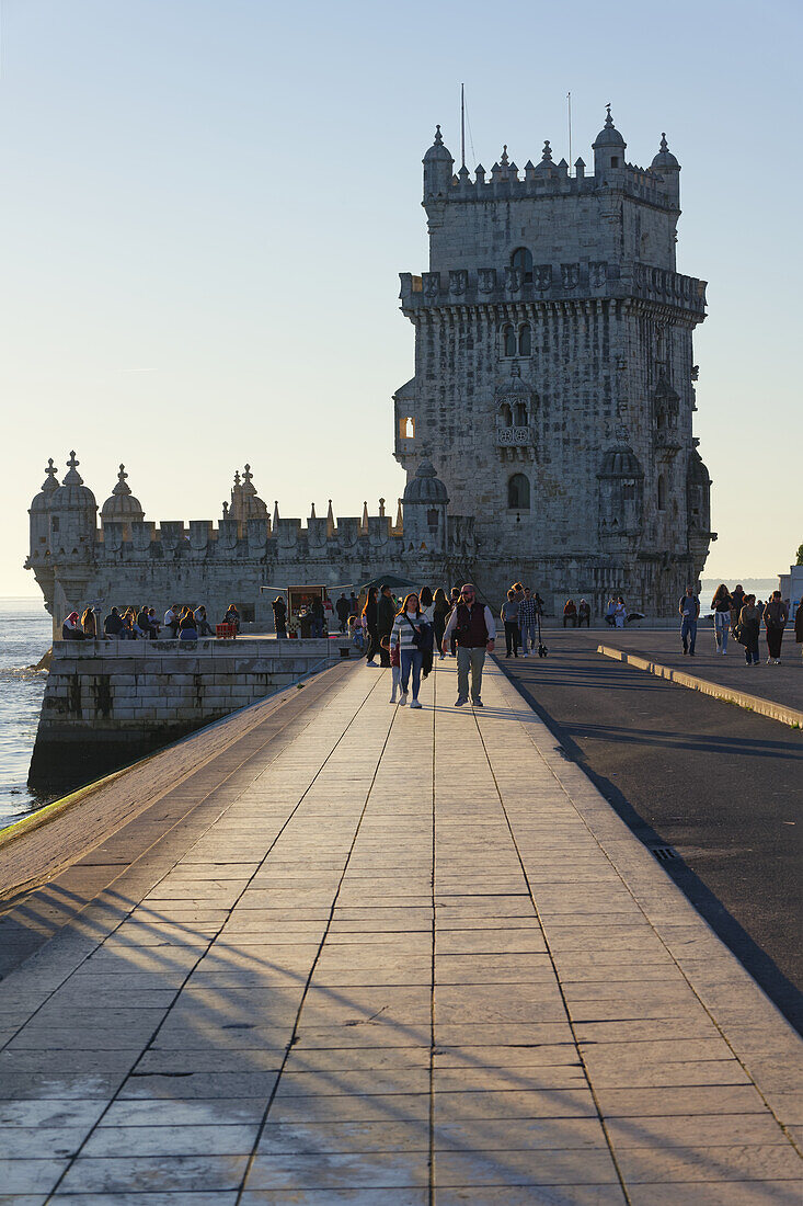 Eines der Wahrzeichen von Lissabon, der Torre Belem am Tejo mit Touristen, Portugal.