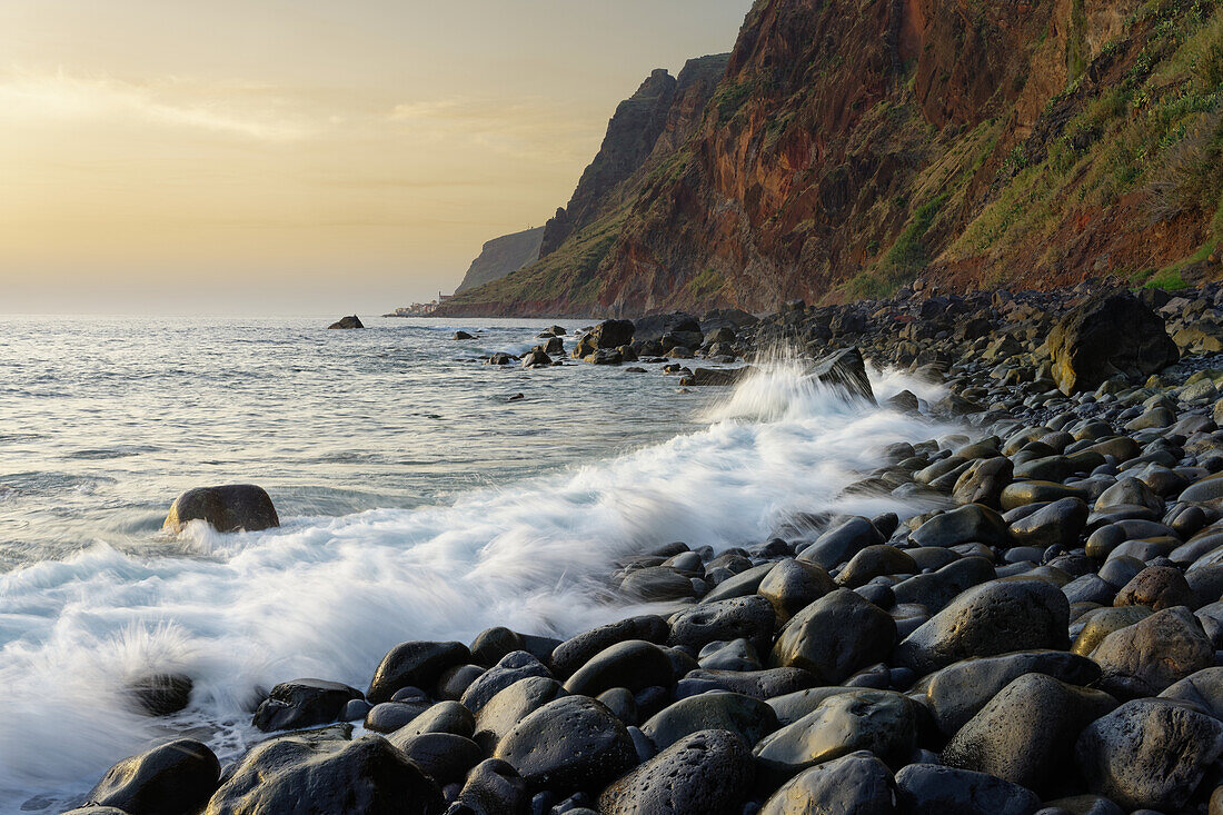 Steinstrand bei Jardim do Mar, Madeira, Portugal.