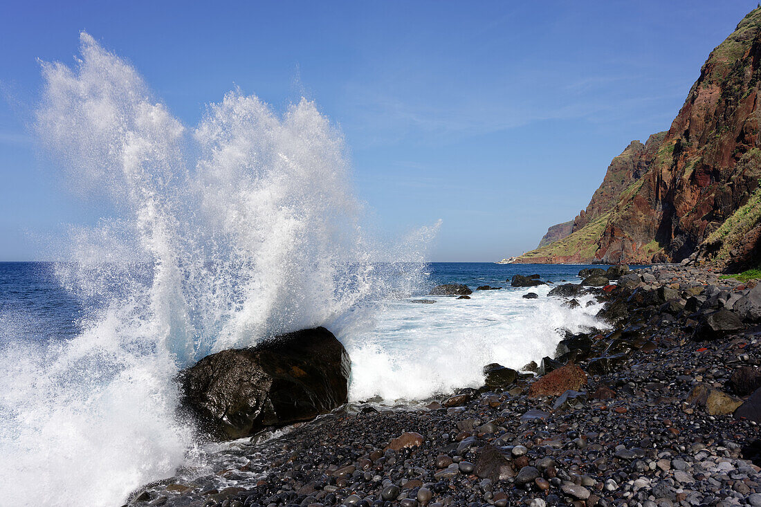 Wellenbrecher am Strand von Jardim do Mar, Madeira, Portugal.