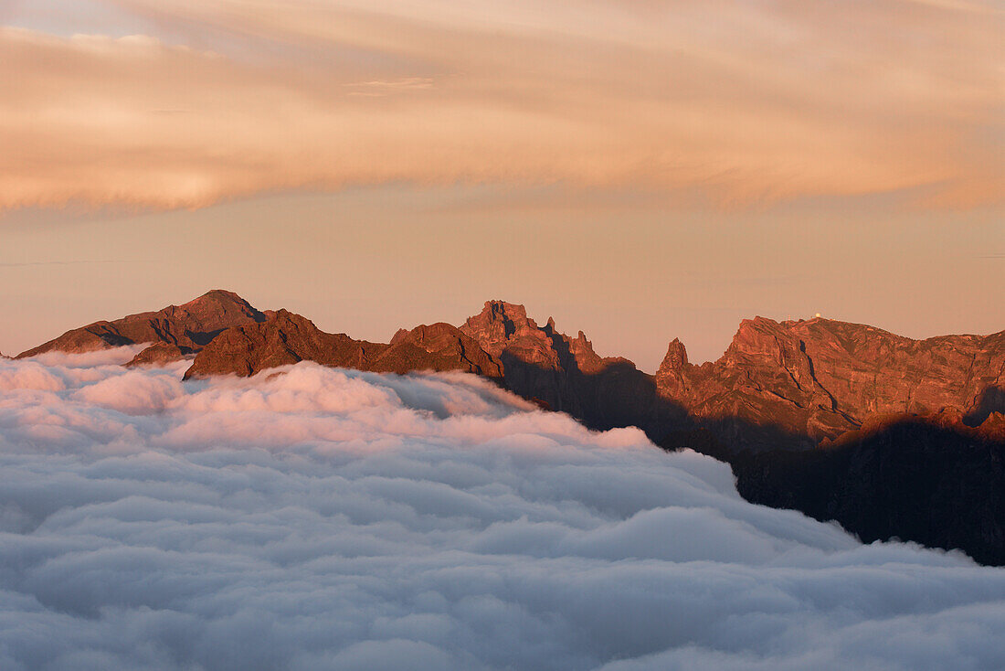 Über dem Wolkenmeer auf der Bica da Cana, Madeira, Portugal.