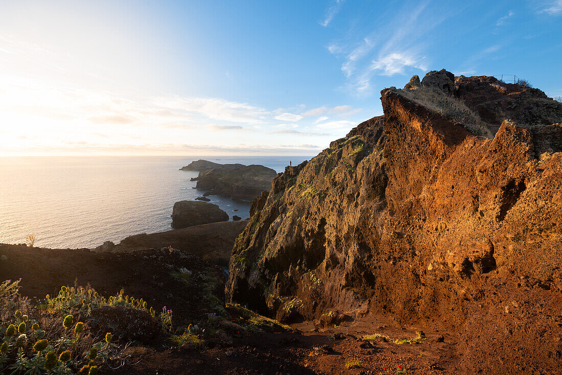 Felsenküste, Küstenlandschaft mit Meerblick auf der Halbinsel Sao Lourenco, Madeira, Portugal