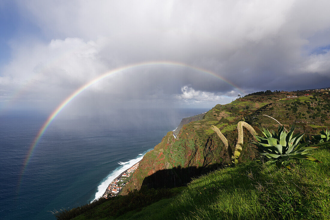 Regenbogen über dem Atlantik, Paul do Mar, Madeira, Portugal.