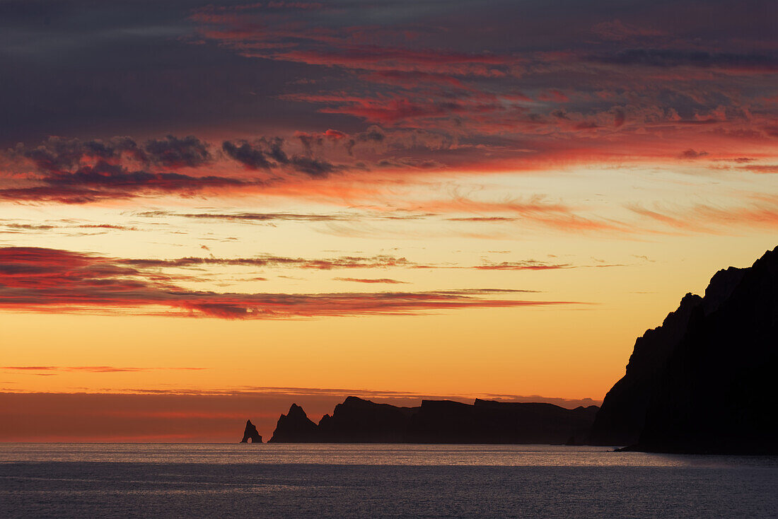 Erstes Licht über der Nordküste, Porto da Cruz, Madeira, Portugal.
