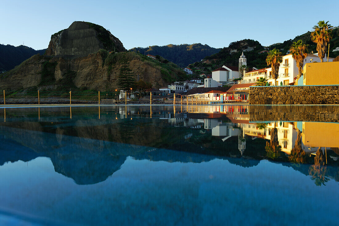 Meerwasserschwimmbecken in Porto da Cruz, Madeira, Portugal.
