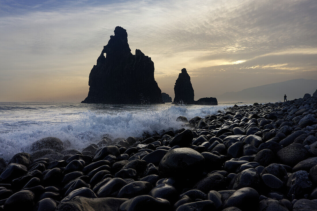 Ribeira da Janela, Küste, Strand und Felsen mit Brandung, Madeira, Portugal