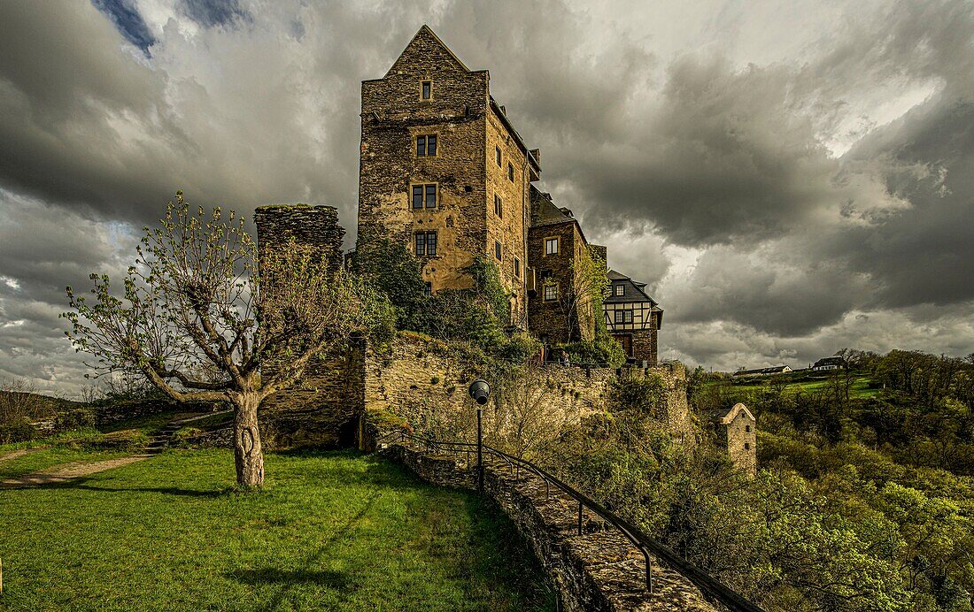  Schönburg in Oberwesel under dramatic clouds, Upper Middle Rhine Valley, Rhineland-Palatinate, Germany 