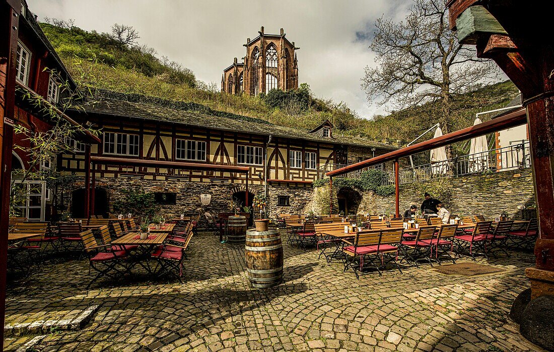  View into the courtyard of the Old Post Office in Bacharach, in the background the ruins of the Werner Chapel, Upper Middle Rhine Valley, Rhineland-Palatinate, Germany 
