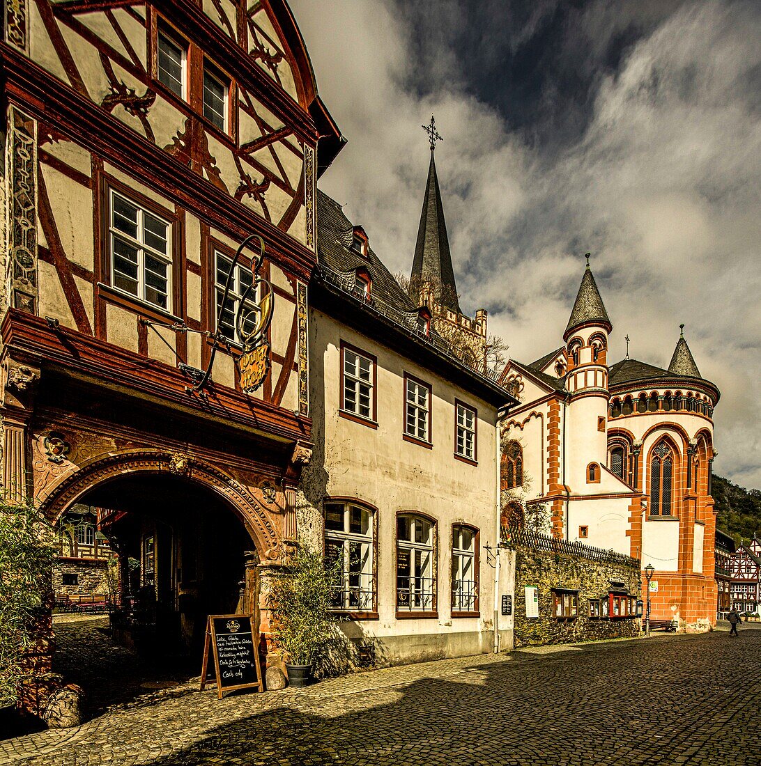 Oberstraße in der Altstadt von Bacharach, Alter Posthof und Kirche St. Peter, Oberes Mittelrheintal, Rheinland-Pfalz, Deutschland