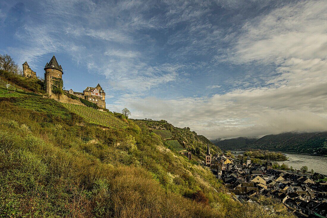  Stahleck Castle and the old town of Bacharach, Upper Middle Rhine Valley, Rhineland-Palatinate, Germany 