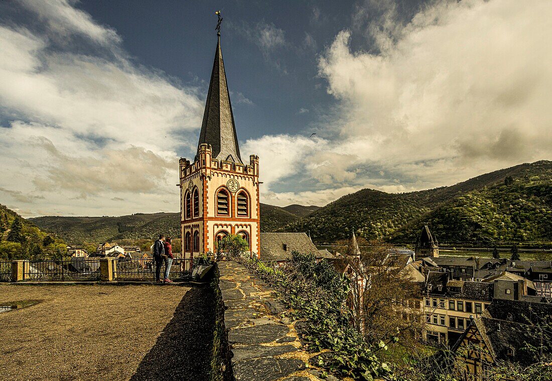  View from the vantage point in front of the Werner Chapel to the Church of St. Peter and old houses, old town of Bacharach, Upper Middle Rhine Valley, Rhineland-Palatinate, Germany 