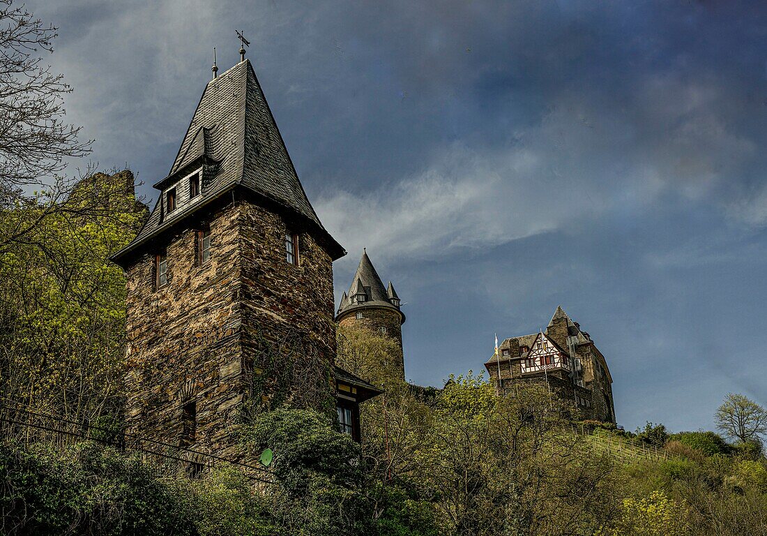  Hutturm on the city wall trail, in the background the Stahleck Castle, Upper Middle Rhine Valley, Rhineland-Palatinate, Germany 