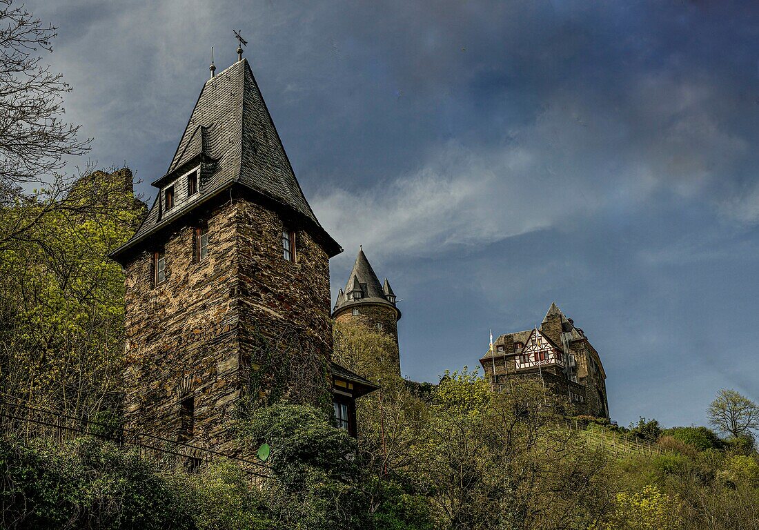 Hutturm am Stadtmauerrundweg, im Hintergrund die Burg Stahleck, Oberes Mittelrheintal, Rheinland-Pfalz, Deutschlad