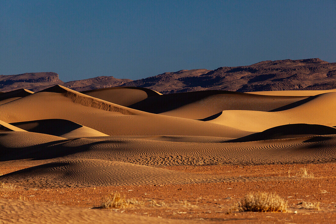 Afrika, Marokko, Zagora, Sahara, Erg Lehoudi, Sanddünen vor Felsenhügeln