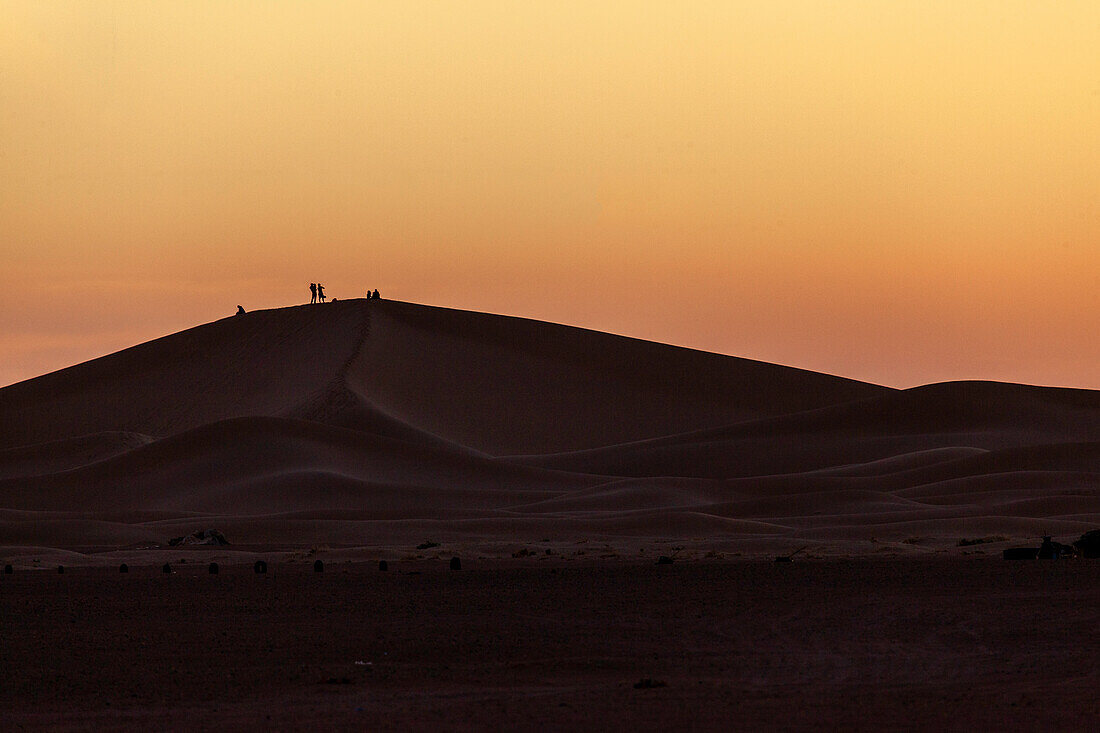  Africa, Morocco, Zagora, Sahara, Erg Lehoudi, human silhouettes on sand dune 