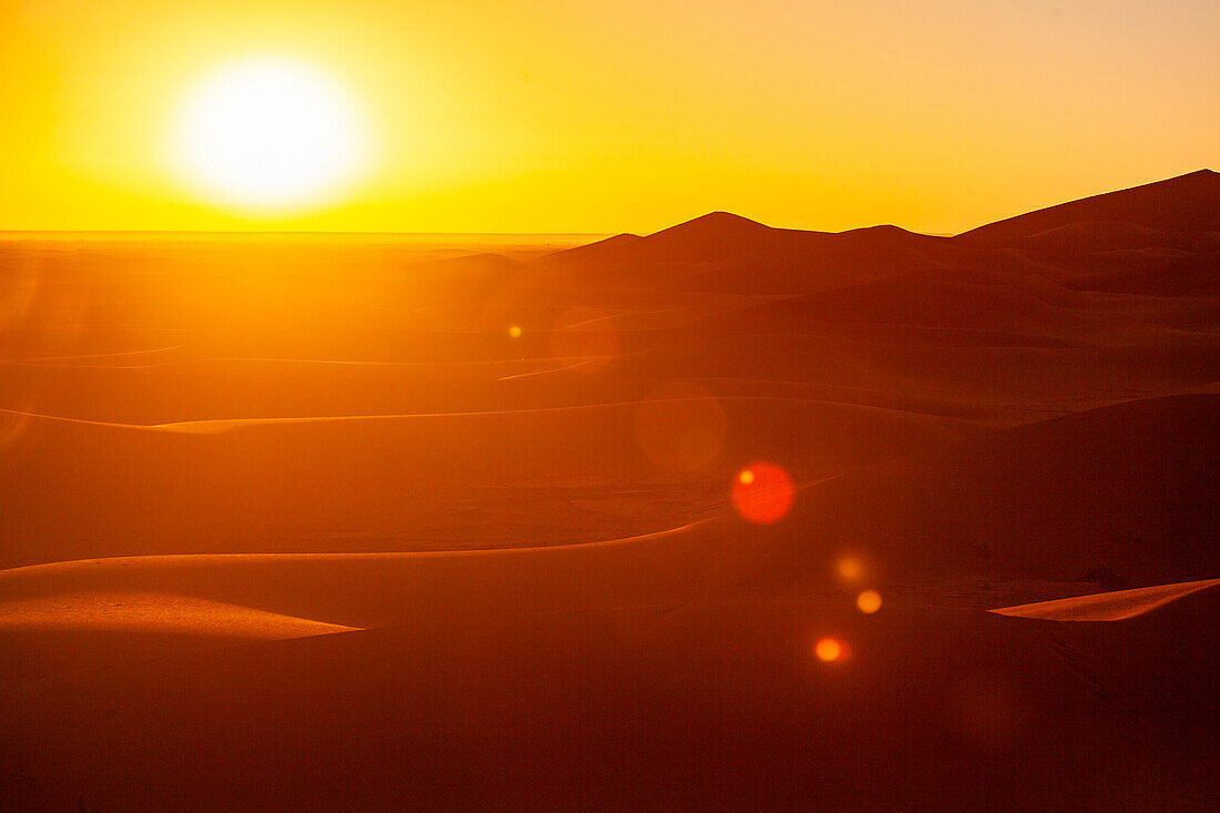 Afrika, Marokko, Zagora, Sahara, Erg Lehoudi, Sonnenuntergang in Dünenlandschaft