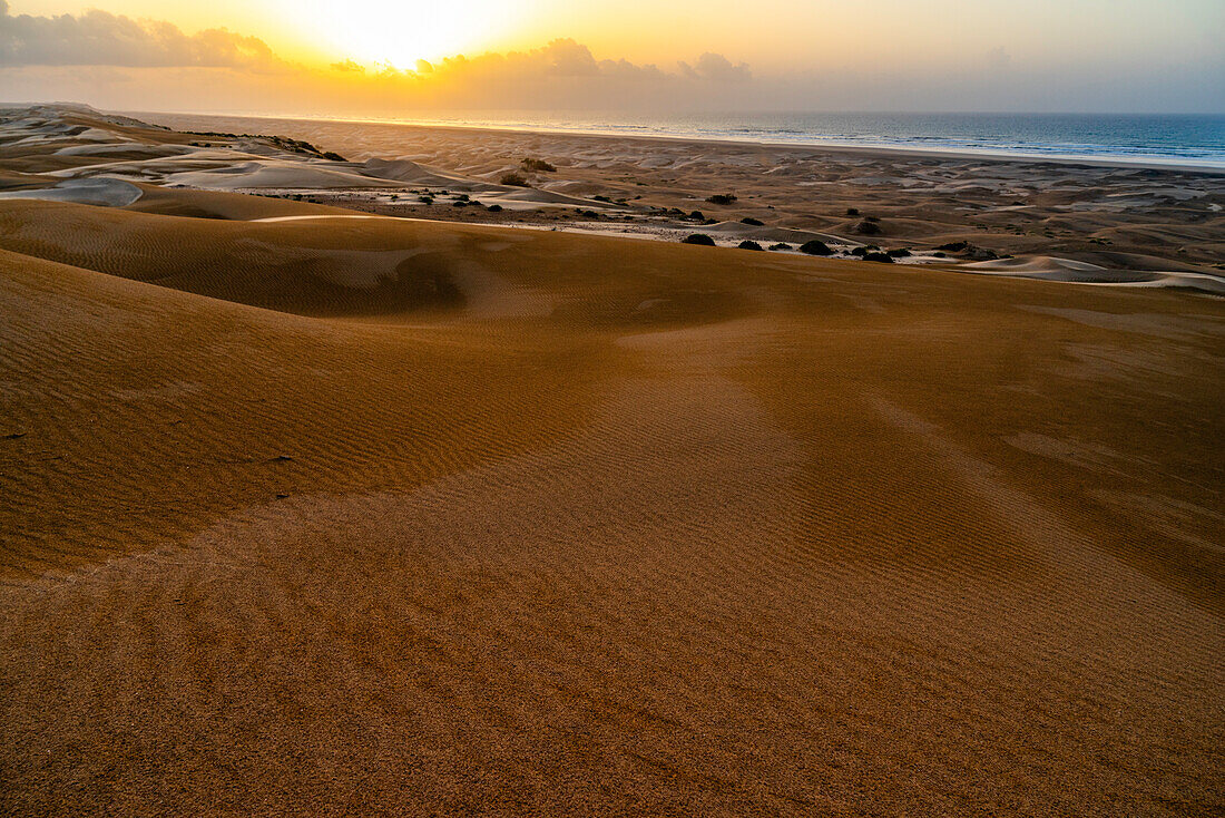 Afrika, Marokko, Plage blanche, der weiße Strand, Dünenlandschaft am Atlantik, Sonnenuntergang, 