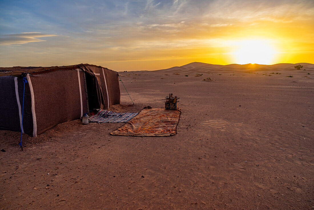 Afrika, Marokko, Zagora, Sahara, Erg Lehoudi, Sonnenaufgang, Sanddünen, Berberzelt