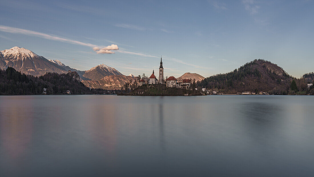 Blick auf die Marienkirche im Bleder See während des Sonnenuntergangs in Bled, Slowenien, Europa.