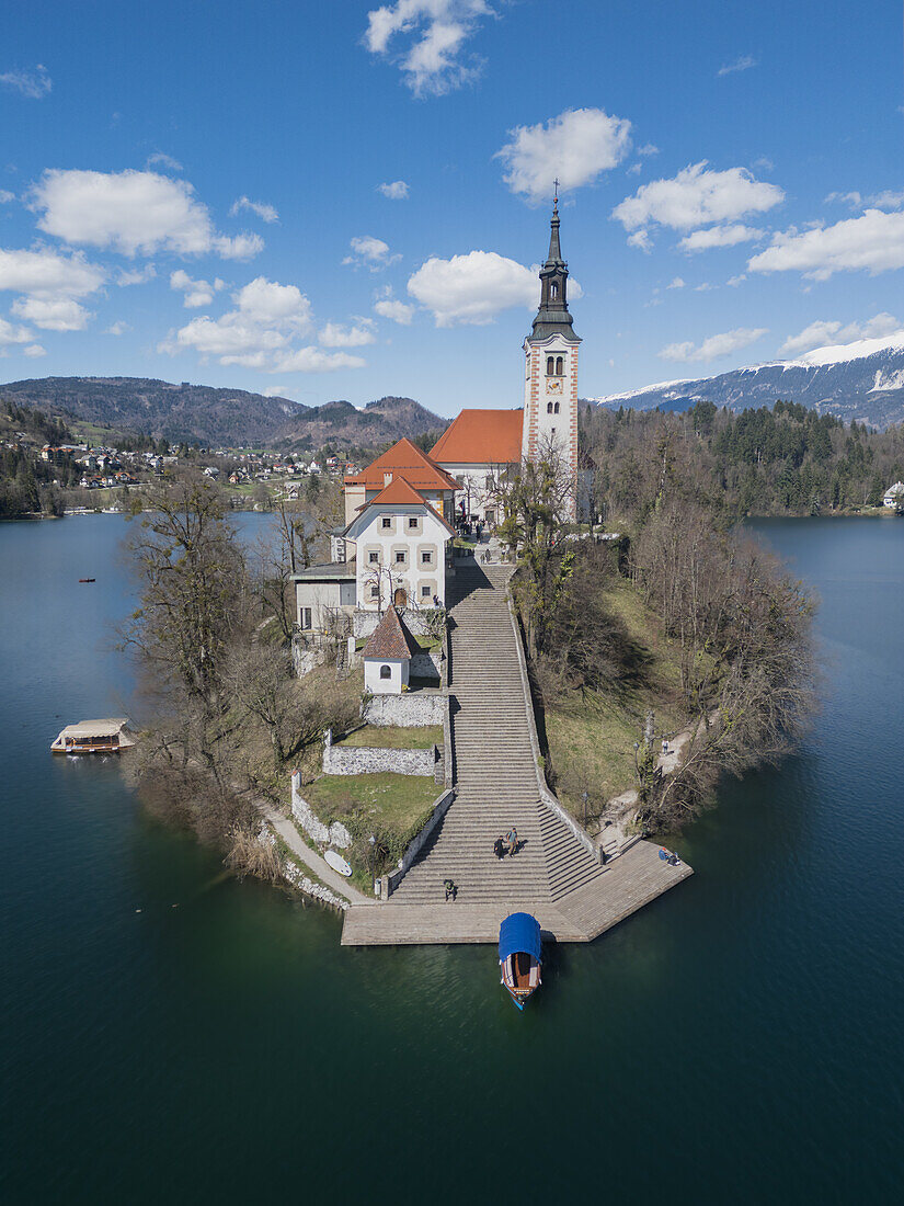 Blick von vorne auf die Marienkirche im Bleder See in Bled, Slowenien, Europa.