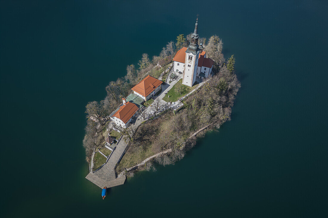 Vogelperspektive der Marienkirche im Bleder See in Bled, Slowenien, Europa.