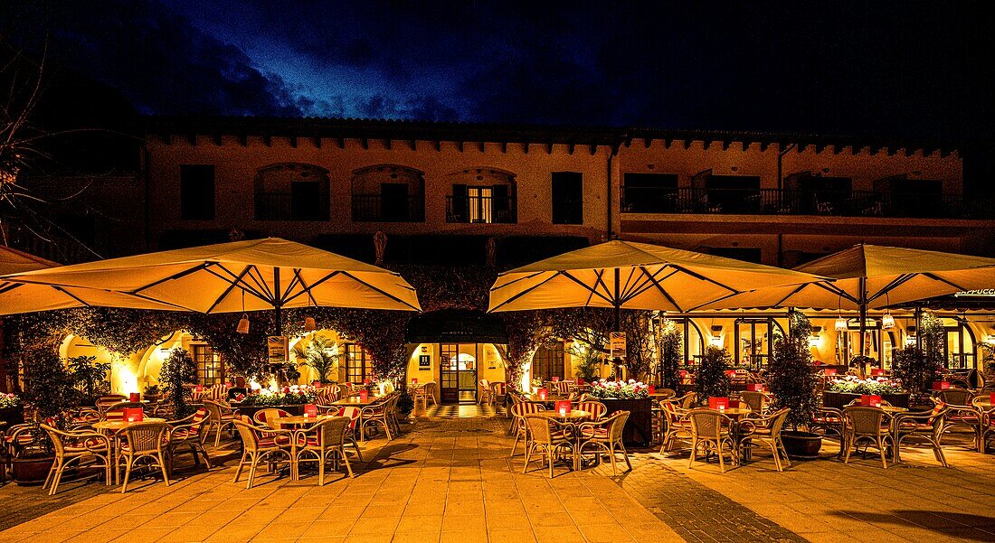 Straßencafé an der Strandpromenade bei Nacht, Port de Pollenca, Mallorca, Spanien