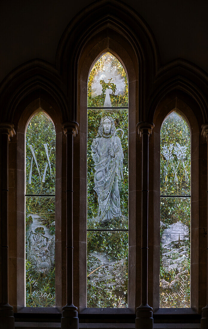 Ostfenster graviert von Simon Whistler, Kirche All Saints, West Lavington, Wiltshire, England, Chor Millennium Fenster