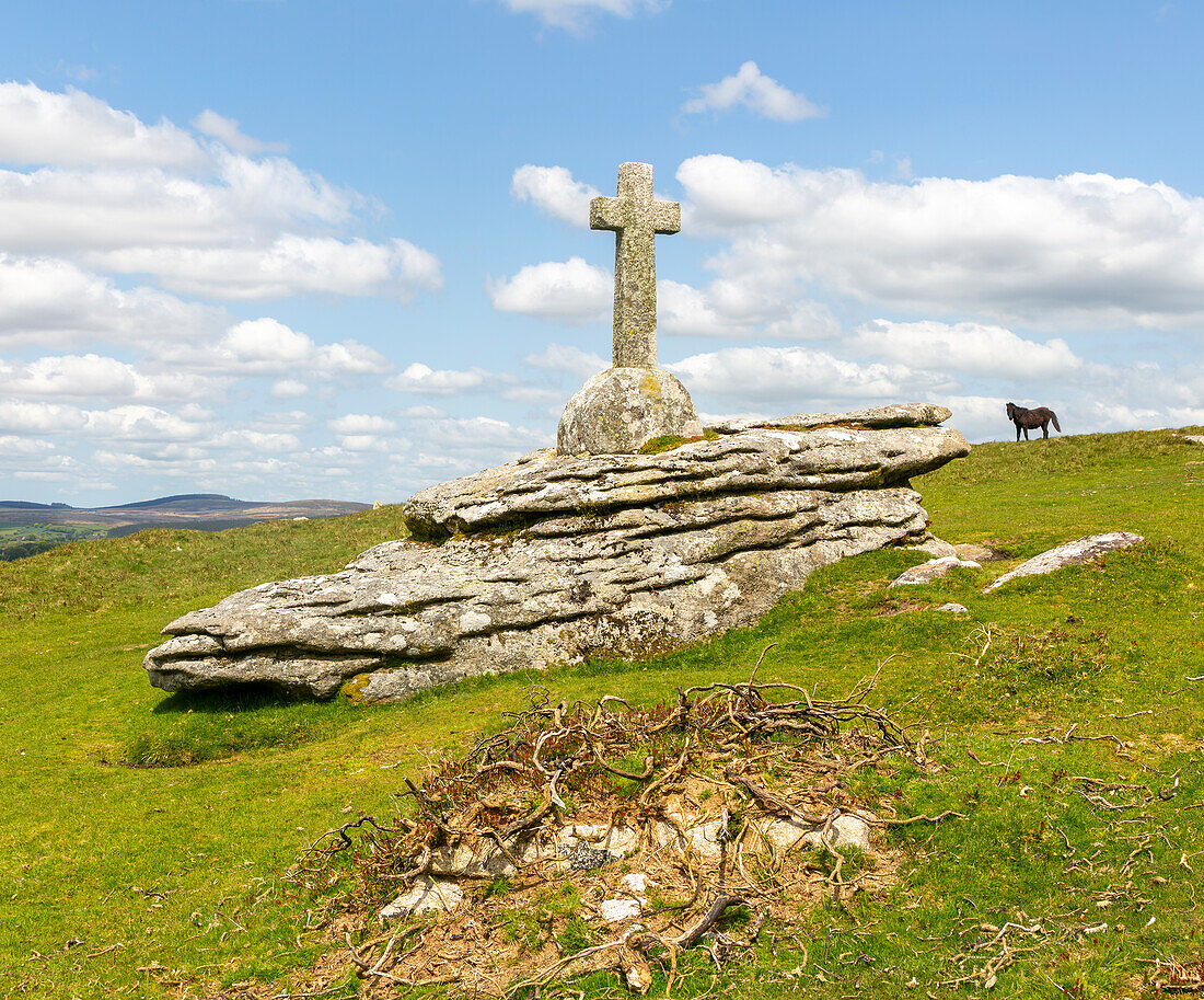 War remembrance monument Cave-Penney Memorial cross 1918, Corndon Down, Cherwell, Dartmoor, Devon, England, UK