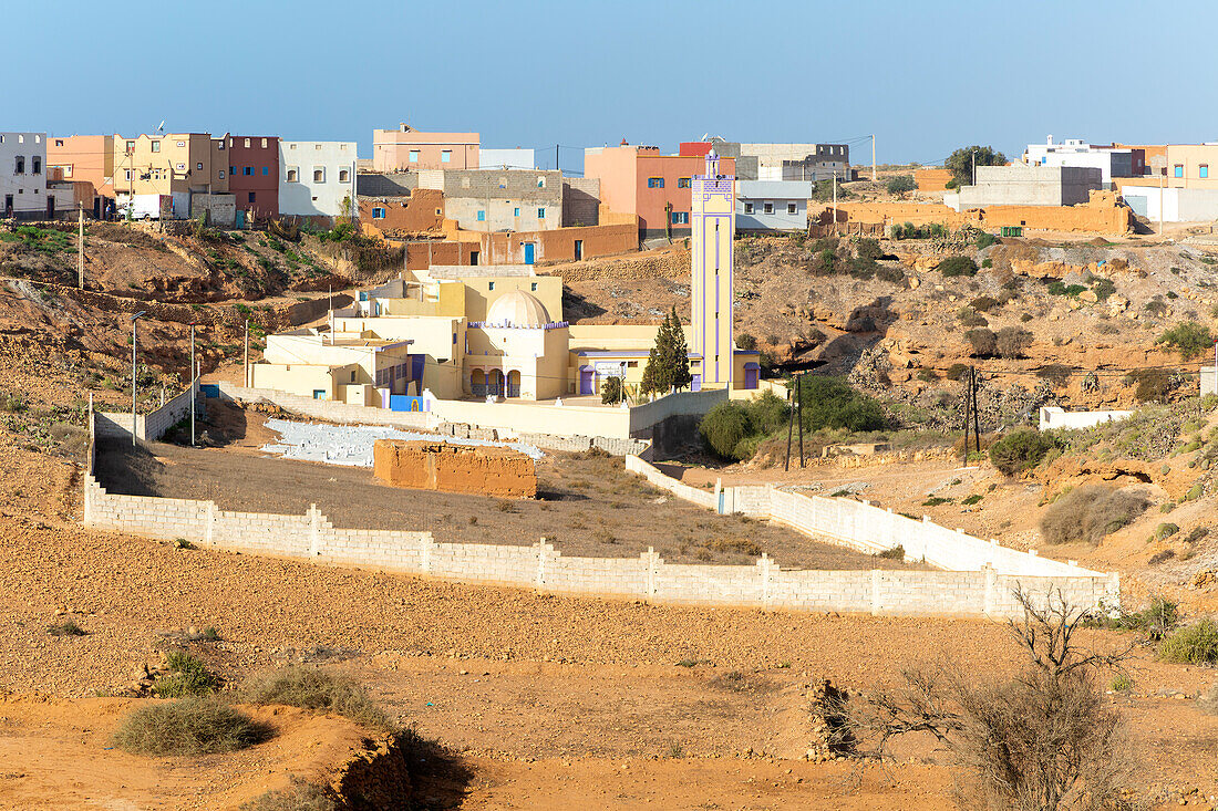 Moschee und Häuser im Dorf Sidi Boufdail, Mirleft, Marokko, Nordafrika