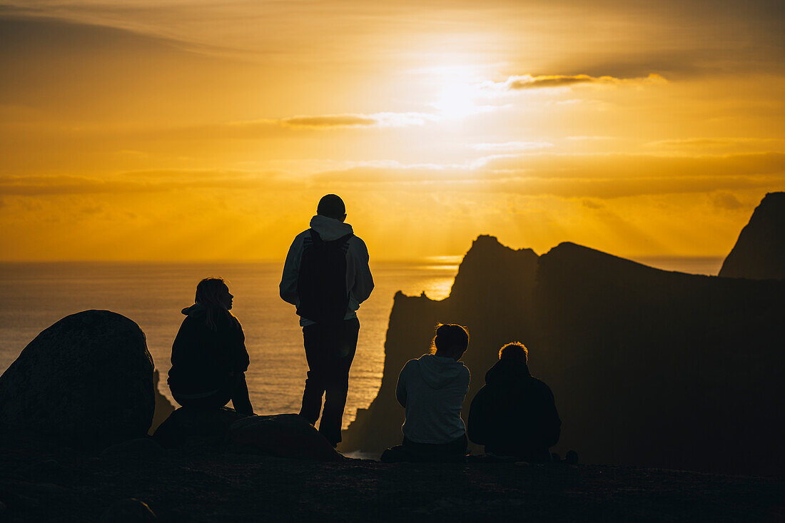 Touristen am Aussichtspunkt Ponta do Rosto, Madeira, Portugal