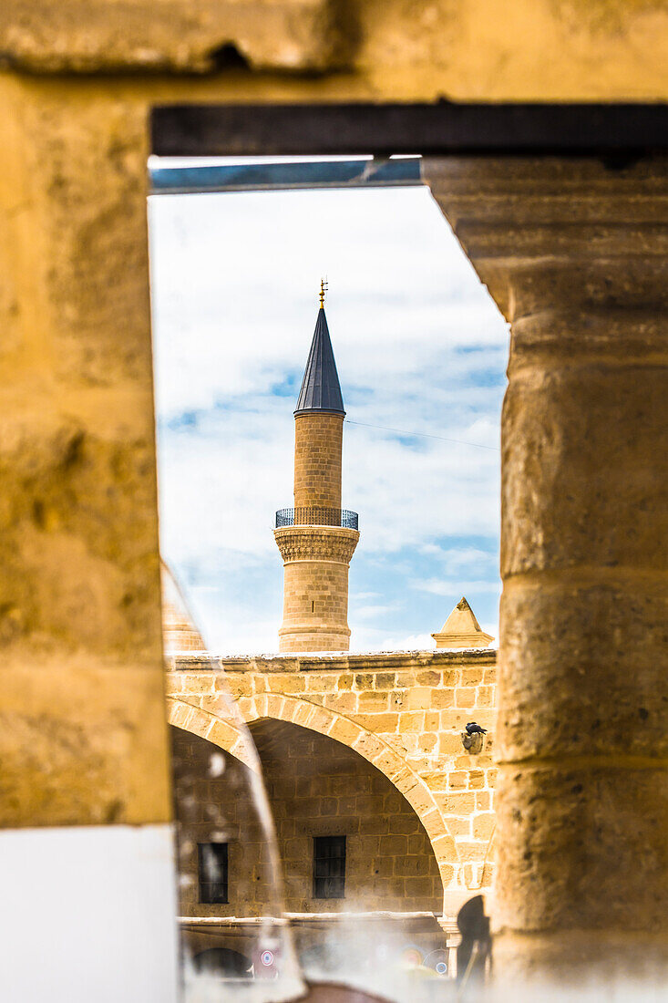 Reflexion Minarett Selimiye-Moschee, Büyük Han, Karawanserei, Nikosia, Bezirk Nikosia, Nordzypern
