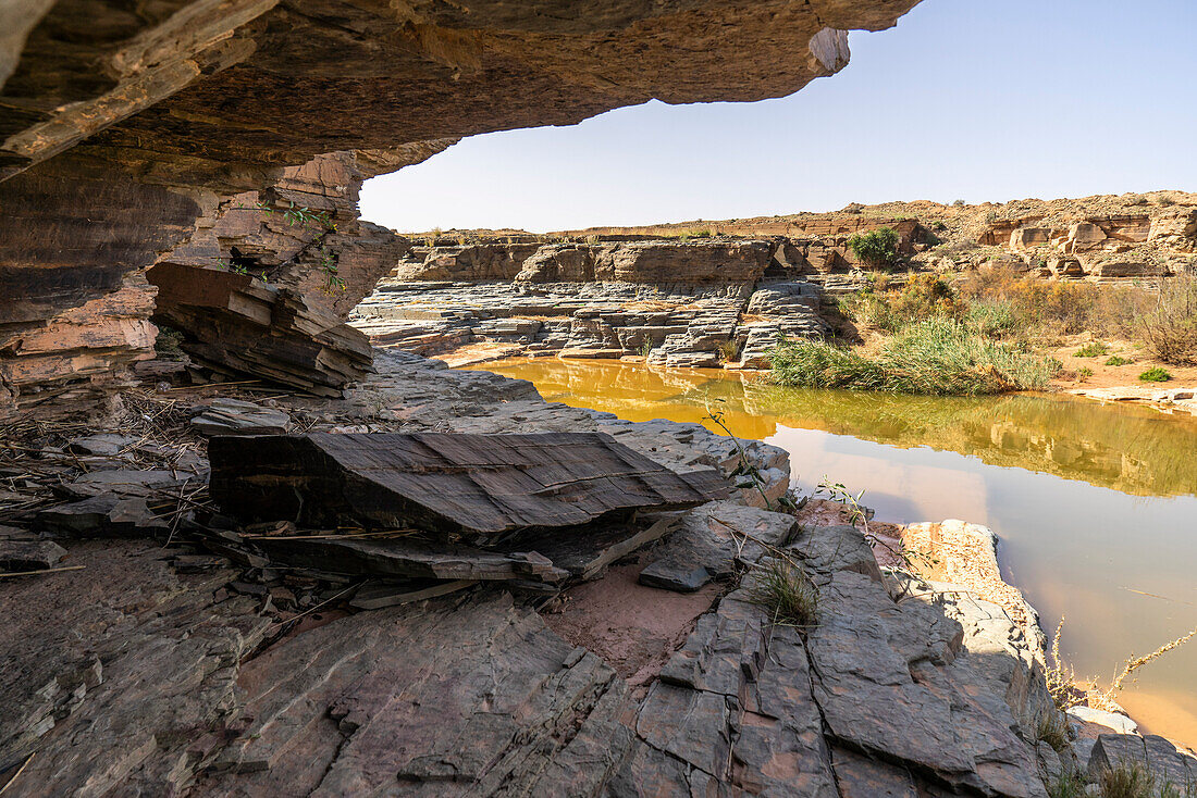 Nordafrika, Marokko, Guelmim, Oued Noun, Fluss mit interessanten Felsstrukturen