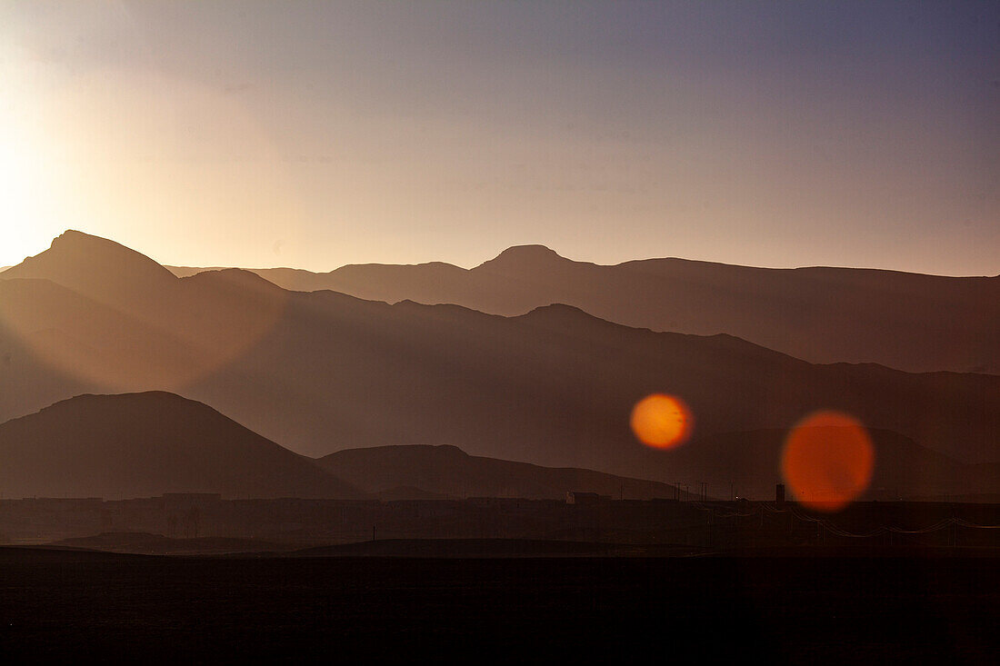 Nordafrika, Marokko, Süden, Sonnenuntergang in Hügellandschaft