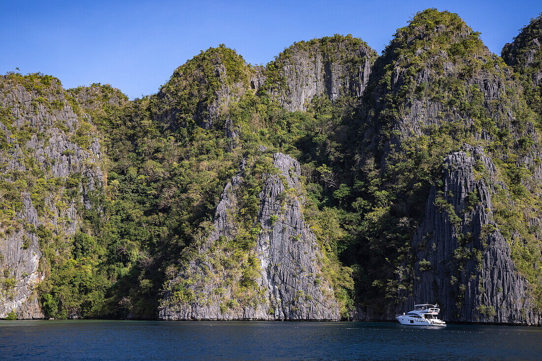 Motorboot vor den typischen Kalksteinfelsen, Coron, Palawan, Philippinen, Südostasien