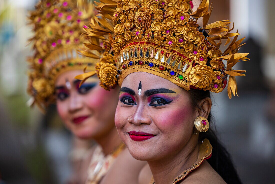 Junge Frauen in traditioneller balinesischer Tracht bei Ankunft von Kreuzfahrtschiff Vasco da Gama (nicko cruises), Benoa, Bali, Indonesien, Südostasien