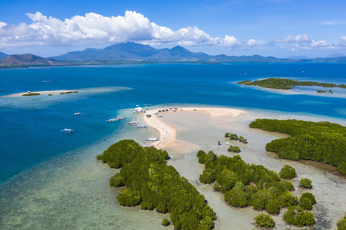 Luftaufnahmen von Mangroven, Sandbänken und Bangka Ausflugsboote, Luli Island, Honda Bay, in der Nähe von Puerto Princesa, Palawan, Philippinen, Südostasien