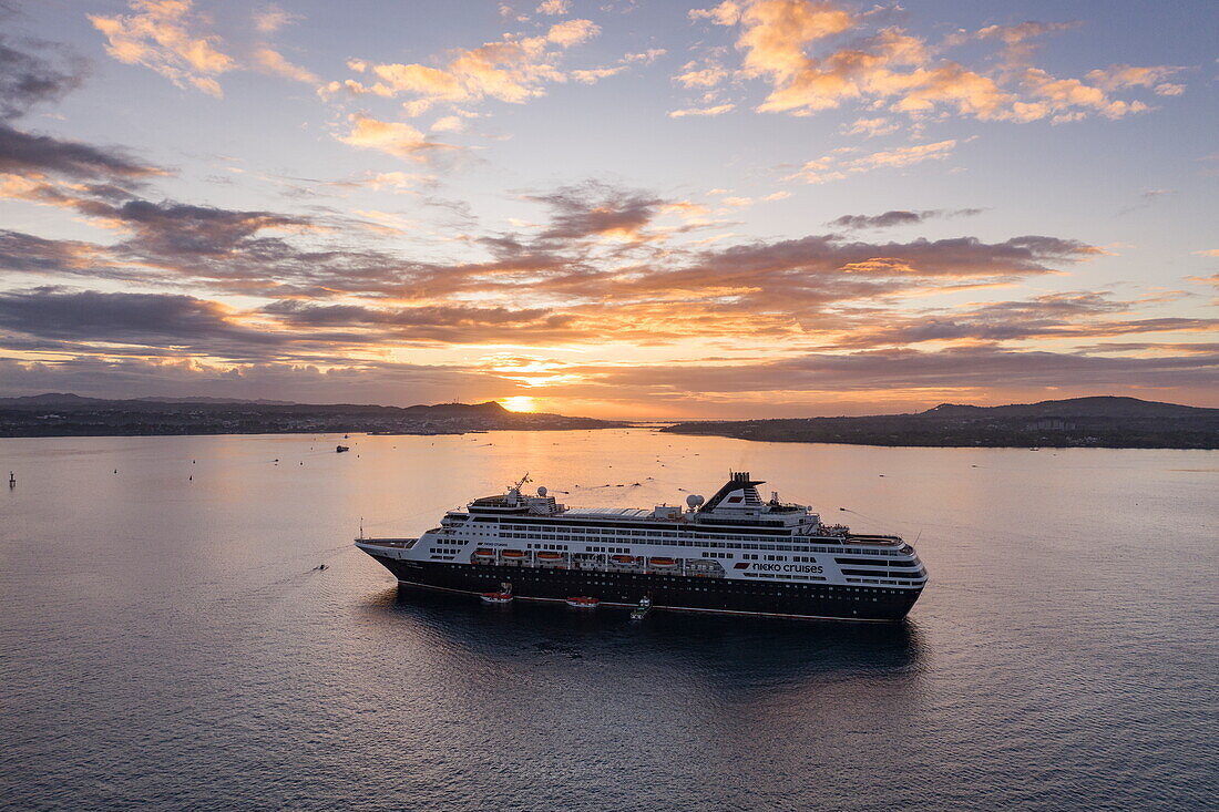 Luftaufnahme von Kreuzfahrtschiff Vasco da Gama (nicko cruises) und Küste bei Sonnenaufgang, Tagbilaran, Bohol, Philippinen, Südostasien