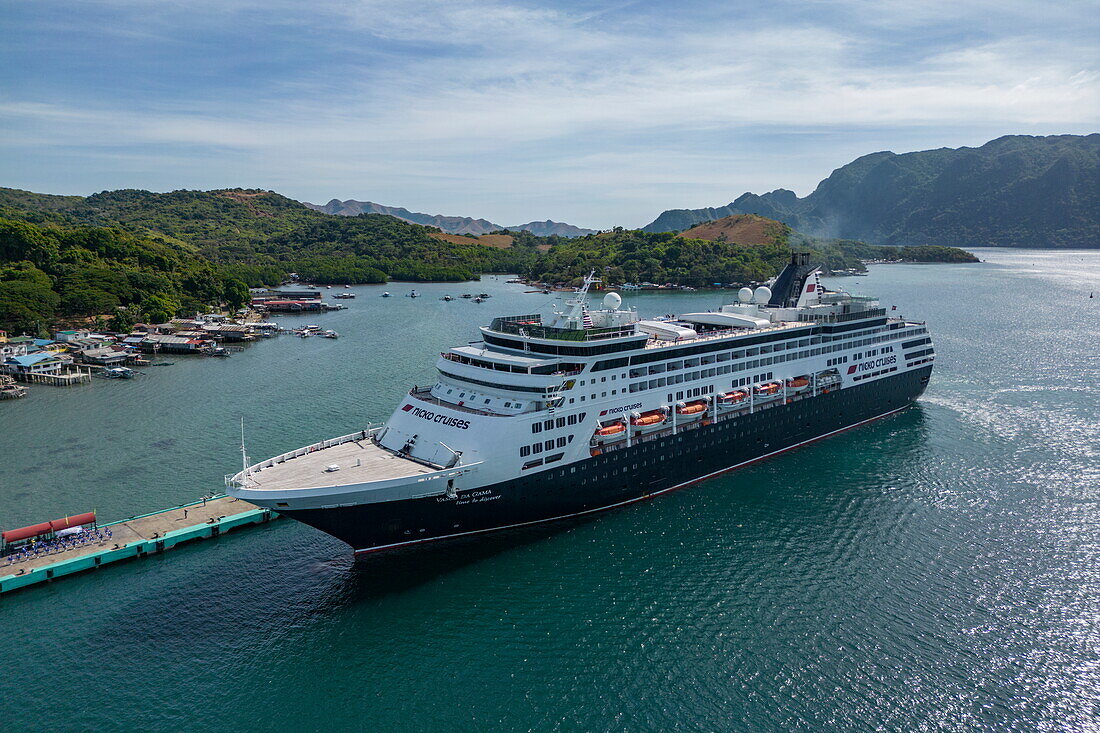 Luftaufnahme von Kreuzfahrtschiff Vasco da Gama (nicko cruises) bei Anfahrt zur Pier, Coron, Palawan, Philippinen, Südostasien