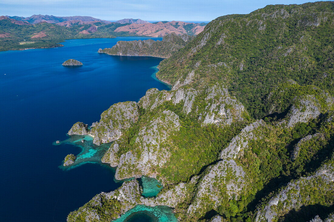 Luftaufnahme von Lagunen, Bergen und Bucht, Coron, Palawan, Philippinen, Südostasien