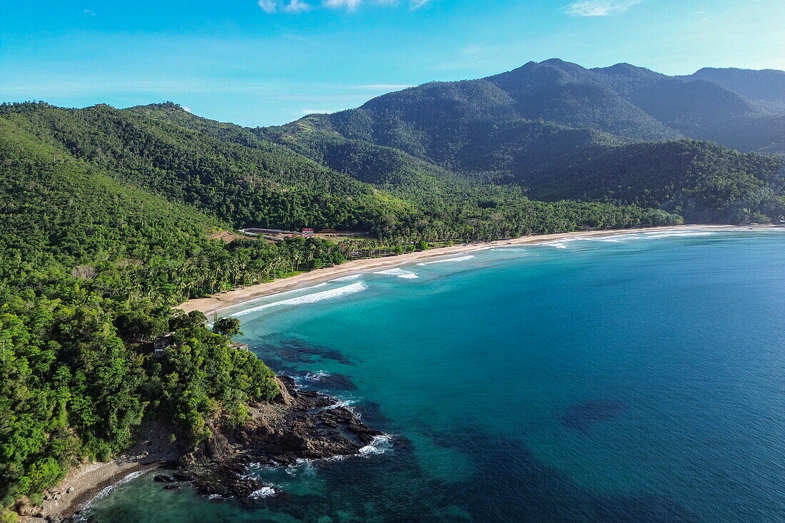 Luftaufnahme von Bucht mit Nagtabon Beach und Bergen, Bacungan, in der Nähe von Puerto Princesa, Palawan, Philippinen, Südostasien