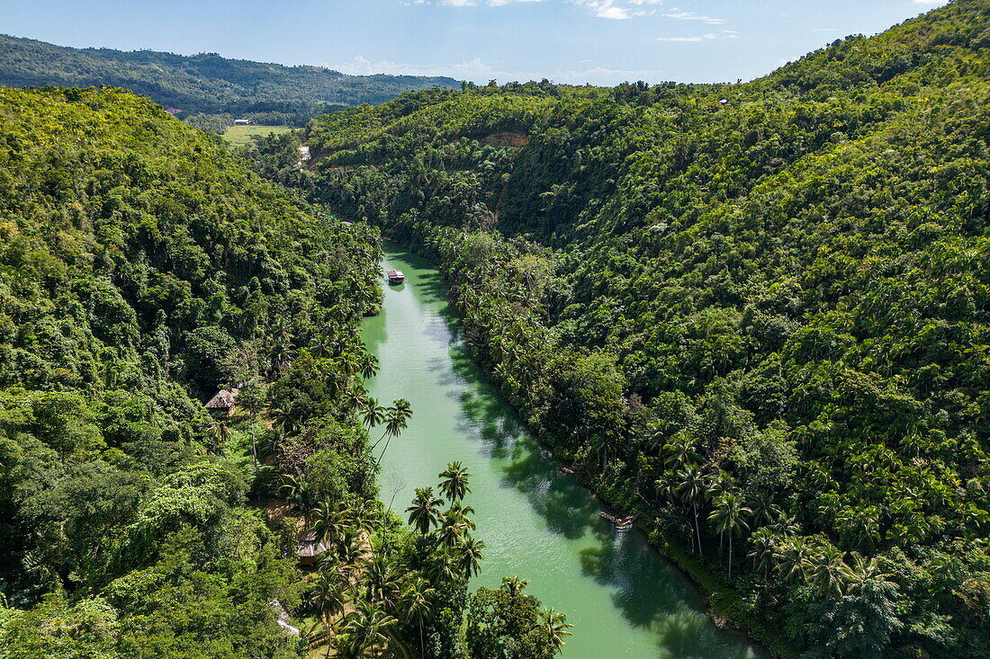 Luftaufnahme vom Fluss Loboc und Regenwald mit Ausflugsbooten, in der Nähe von Loboc, Bohol, Philippinen, Südostasien