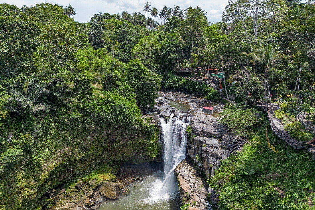 Luftaufnahme des Tegenungan-Wasserfalls im Dschungel, Sukawati, Gianyar, Bali, Indonesien, Südostasien