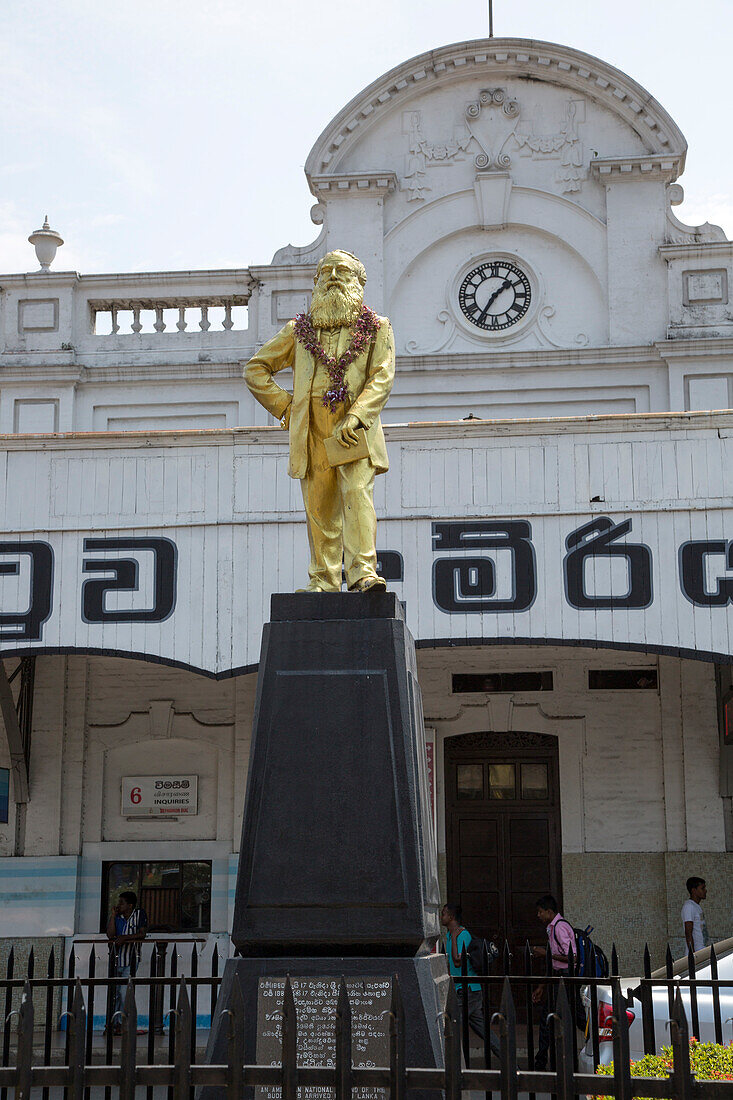 Statue of Colonel Henry Steele Olcott, American Buddhist, Fort Railway Station, Colombo, Sri Lanka, Asia