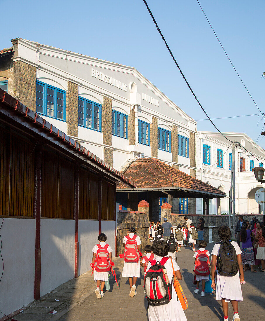 Schulmädchen in Uniform gehen in einer Straße in der historischen Stadt Galle, Sri Lanka, Asien