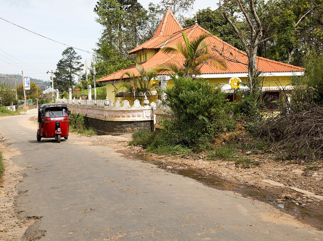 Tuk Tuk Taxi fährt vorbei an Hindu-Tempel, Haputale, Badulla District, Uva Provinz, Sri Lanka, Asien