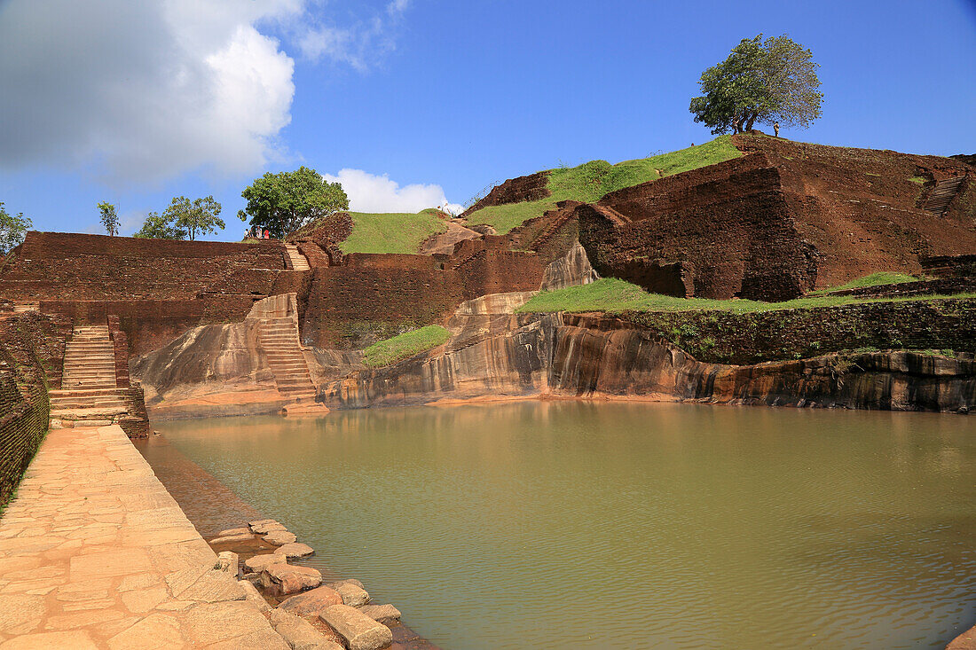 Badebecken in der Felsenpalast-Festung auf dem Felsgipfel, Sigiriya, Zentralprovinz, Sri Lanka, Asien