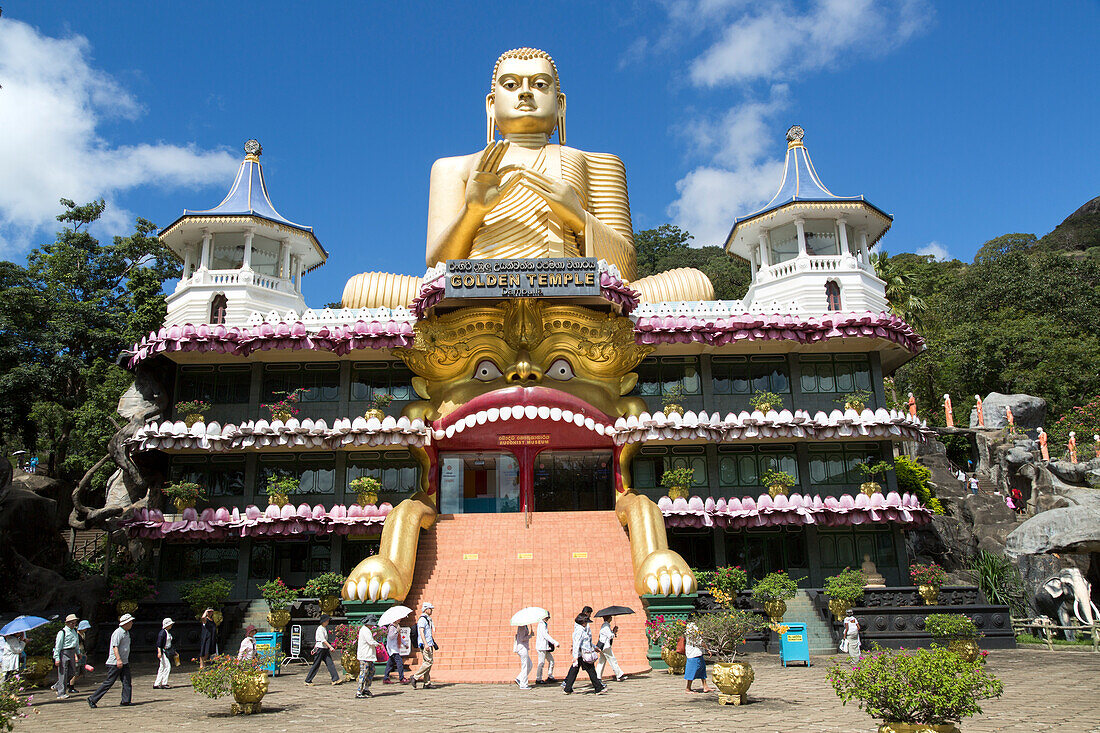 Riesige goldene Buddha-Statue im Höhlentempelkomplex von Dambulla, Sri Lanka, Asien